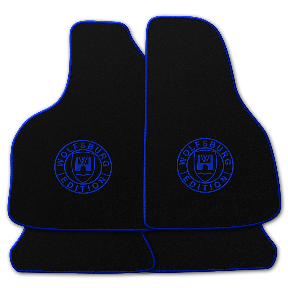 Schwarze Fußmatten mit dem Wolfsburg WOB Logo und Rand in royalblau.