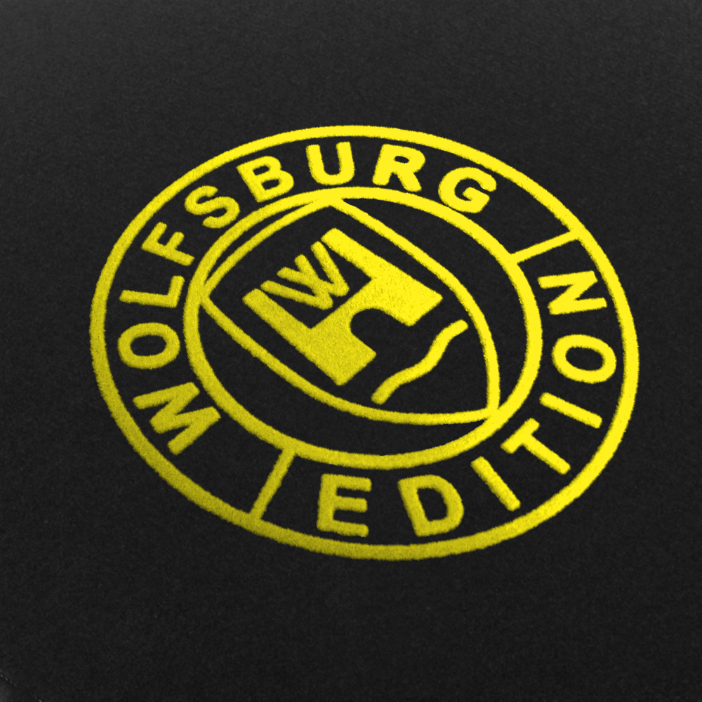 Das Wolfsburg Editions Logo auf einem schwarzen Teppich und das Logo ist in gelb.