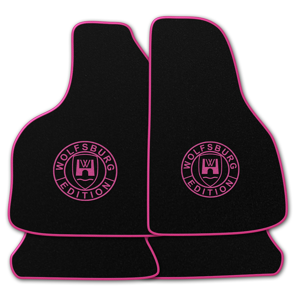Schwarze Fußmatten mit dem Wolfsburg WOB Logo und Rand in pink.