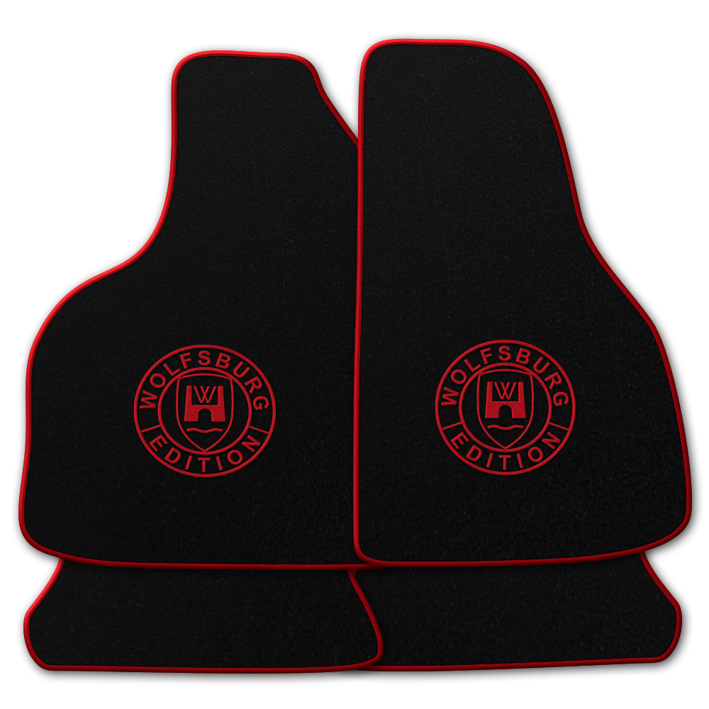 Schwarze Fußmatten mit dem Wolfsburg WOB Logo und Rand in rot.